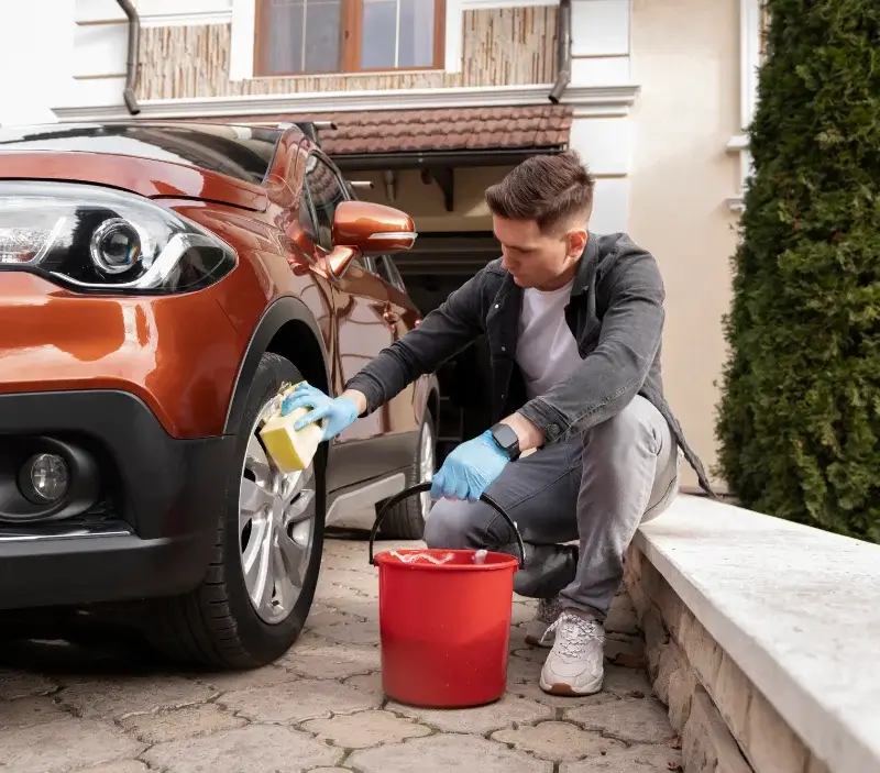 Lavage auto à domicile Linguizzetta : professionnel intervenant sur un véhicule